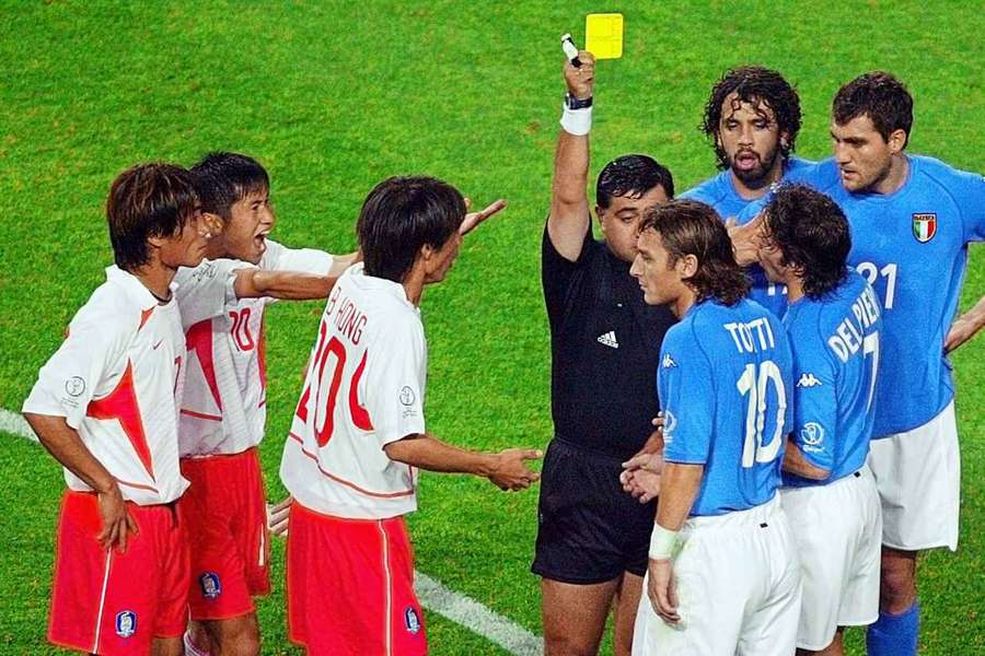 Sudí Byron Moreno po druhé žluté kartě vyloučil Francesca Tottiho. Sudí Byron Moreno po druhé žluté kartě vyloučil Francesca Tottiho.