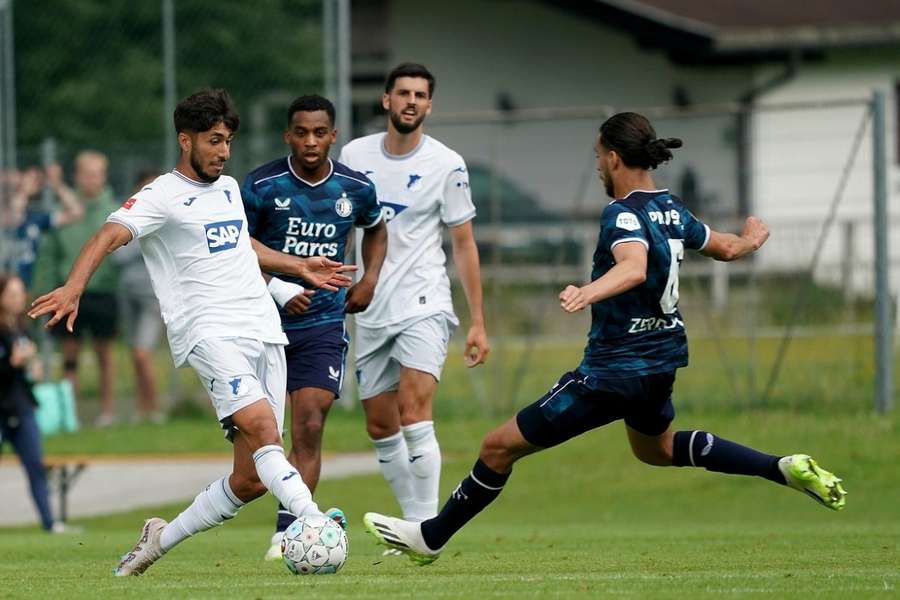 Ramiz Zerrouki met een tackle op Hoffenheims Muhammed Damar