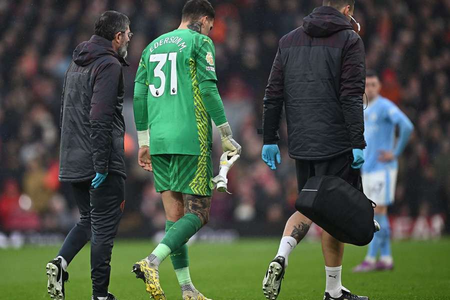 Ederson saiu lesionado