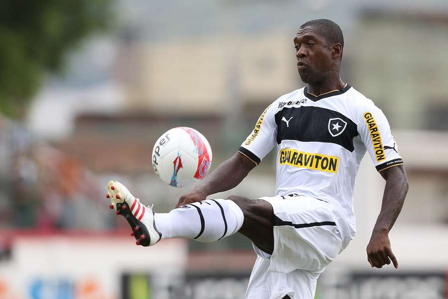 O holandês Seedorf com a camisa do Fogão