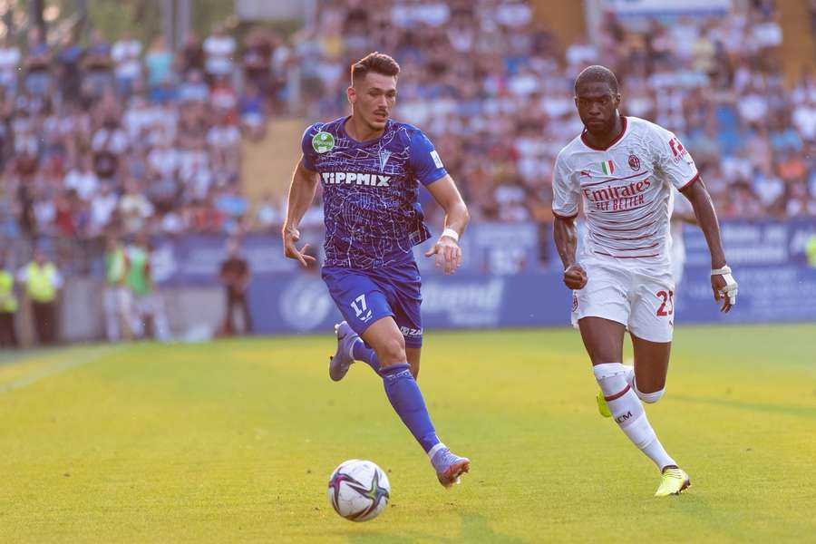 Andras Huszti (stânga) într-un meci amical cu AC Milan