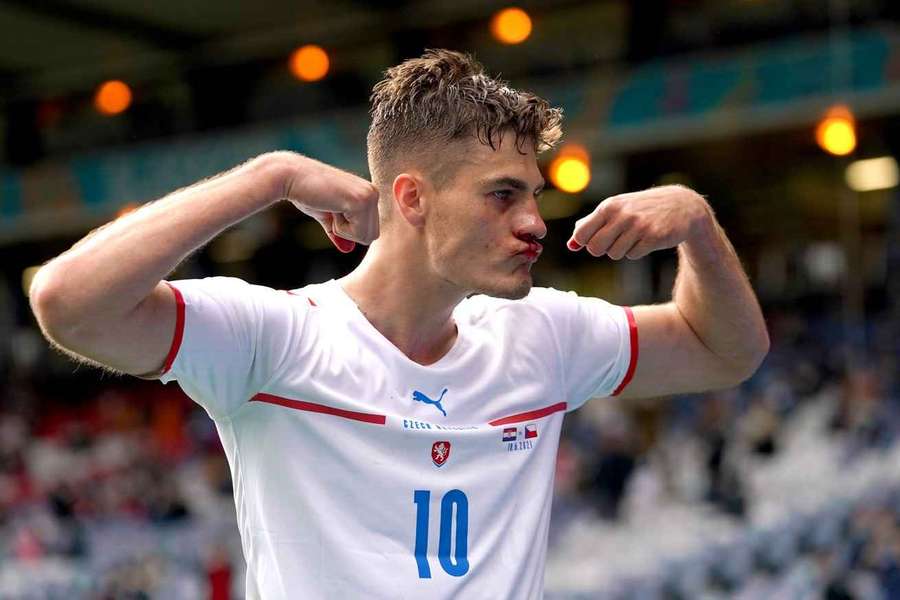 Patrick Schick slaví penaltovou trefu v dosud posledním vzájemném zápase s Chorvaty.