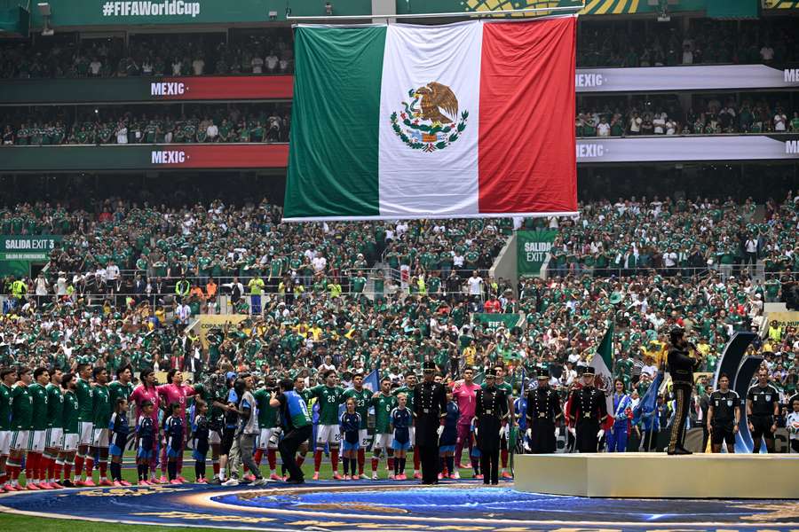 O orgulho mexicano durante a execução do hino nacional O orgulho mexicano durante a execução do hino nacional