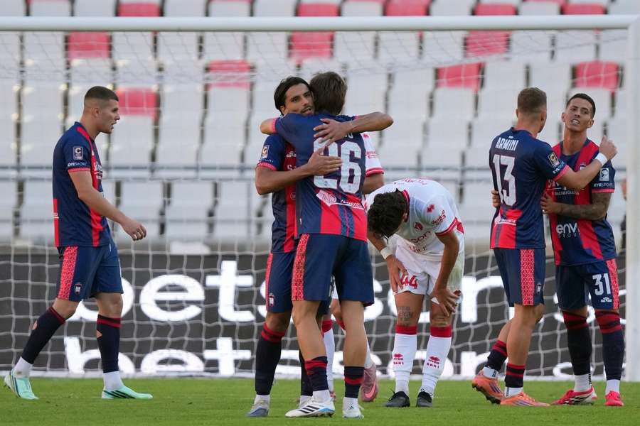 Il Crotone celebra il pareggio di Bari