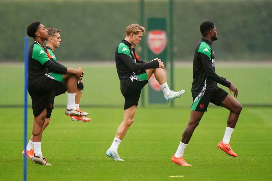 Martin Odegaard (M) keerde terug op de groepstraining van Arsenal