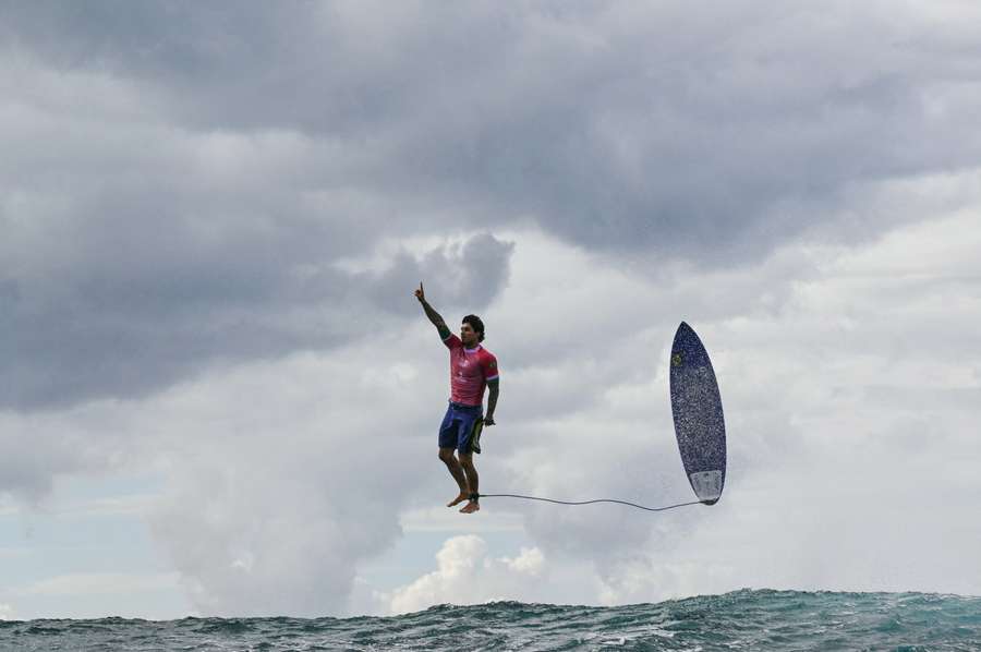 Celebração de Medina rendeu foto icônica em Teahupo'o, no Taiti