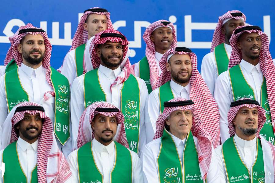 Neymar (ao centro, acima) nas comemorações do Dia Nacional da Arábia Saudita