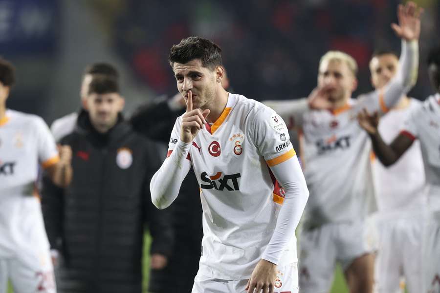 Morata interactúa con la afición.