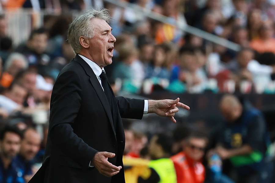 Ancelotti durante o Valência-Real Madrid em Mestalla