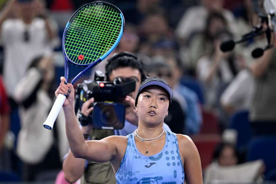 Ann Li celebra depois de derrotar Aryna Sabalenka no encontro da segunda ronda do Wuhan Open Ann Li celebra depois de derrotar Aryna Sabalenka no encontro da segunda ronda do Wuhan Open