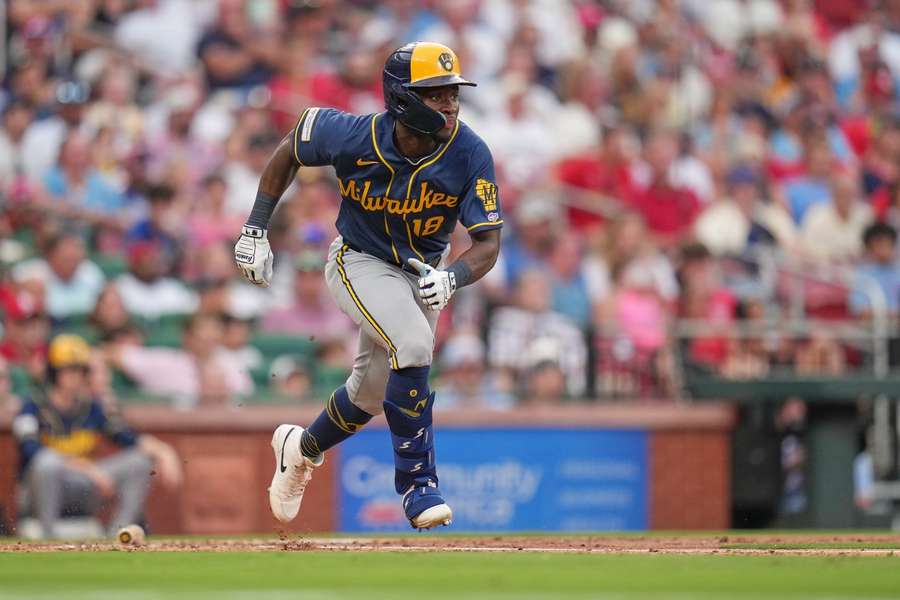 Brewers' Luis Lara runs after recording first MLB hit Brewers' Luis Lara runs after recording first MLB hit