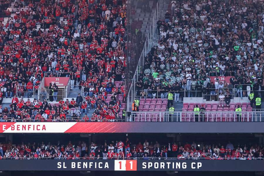 Adeptos de Benfica e Sporting no Estádio da Luz