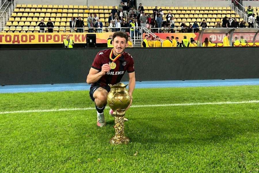 Miguel Pires junto à Taça Miguel Pires junto à Taça