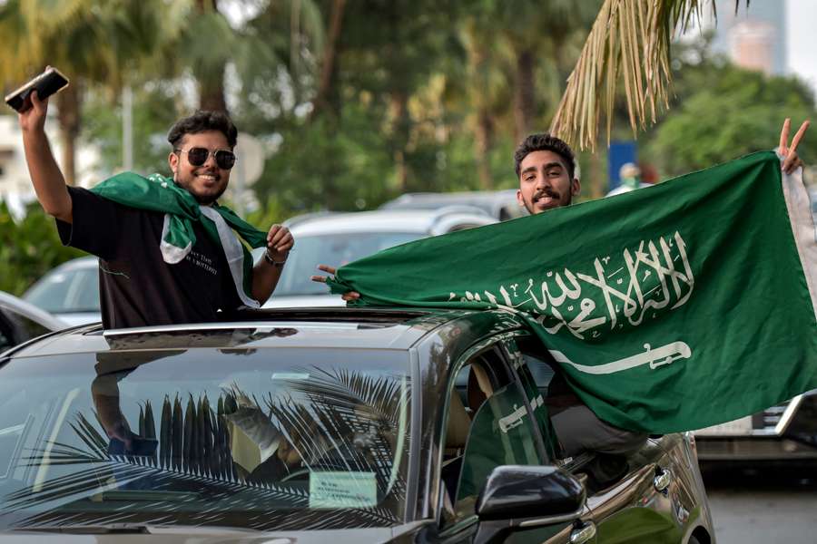 Loa aficionados se echan a las calles de Riad