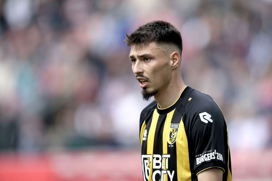 Dominik Oroz tijdens een thuiswedstrijd van Vitesse 