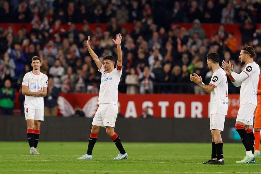 Retiring Sevilla midfielder Navas thanks Real Madrid fans for farewell