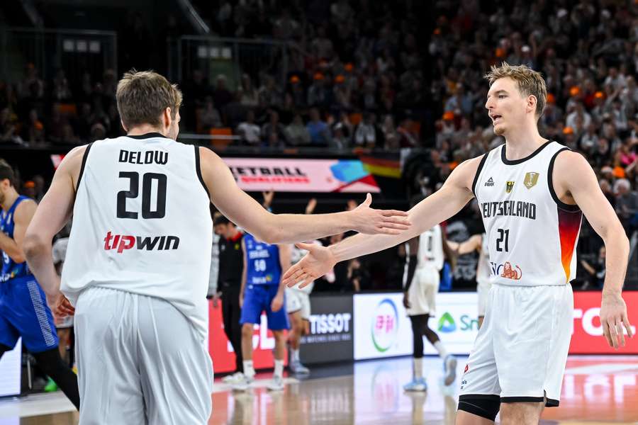 Delow und Hollatz feiern. Delow und Hollatz feiern.