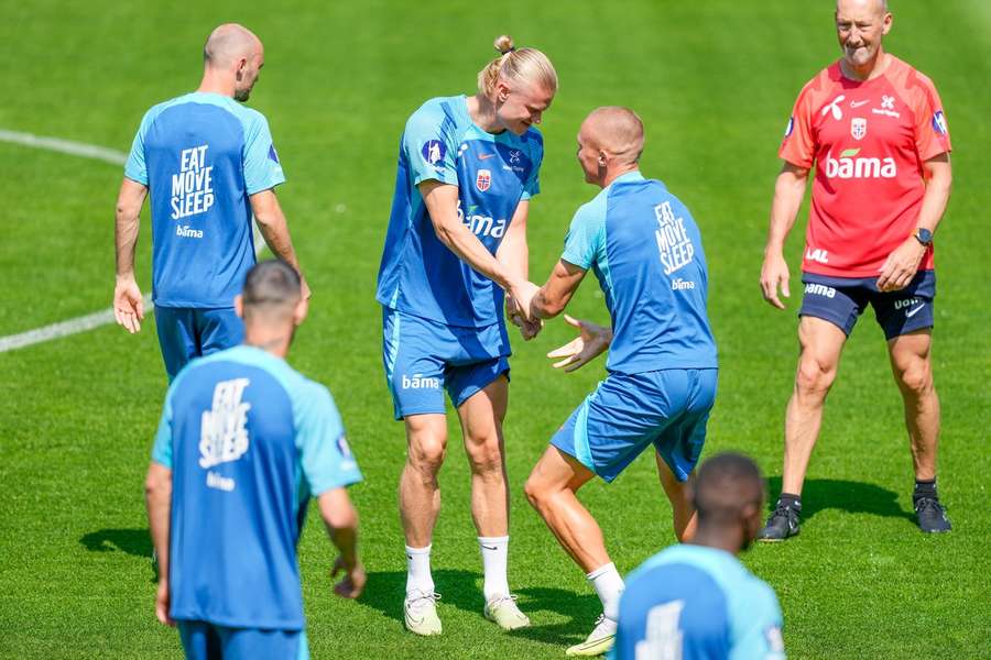 Haaland og Leo Ostigård under træningen på Ullevaal stadion før EM-kvalifikationskampene mod Skotland og Cypern.