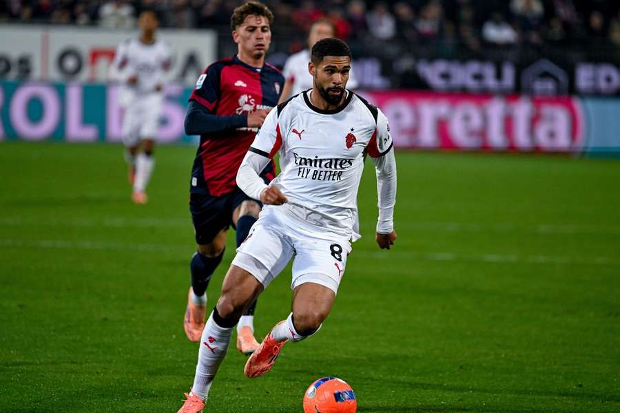 Odchovanec Chelsea a současný záložník AC Milán Ruben Loftus-Cheek by mohl odejít do Lazia.