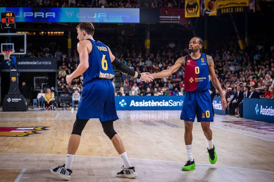 Vesely y Punter chocando la mano en el Barça-Baskonia