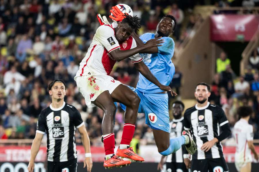 Wilfried Singo secoué dans les airs par Yahia Fofana