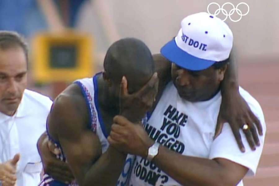 În așteptarea JO de la Paris: 5 povești emoționante sau controversate din istoria Olimpiadelor de vară