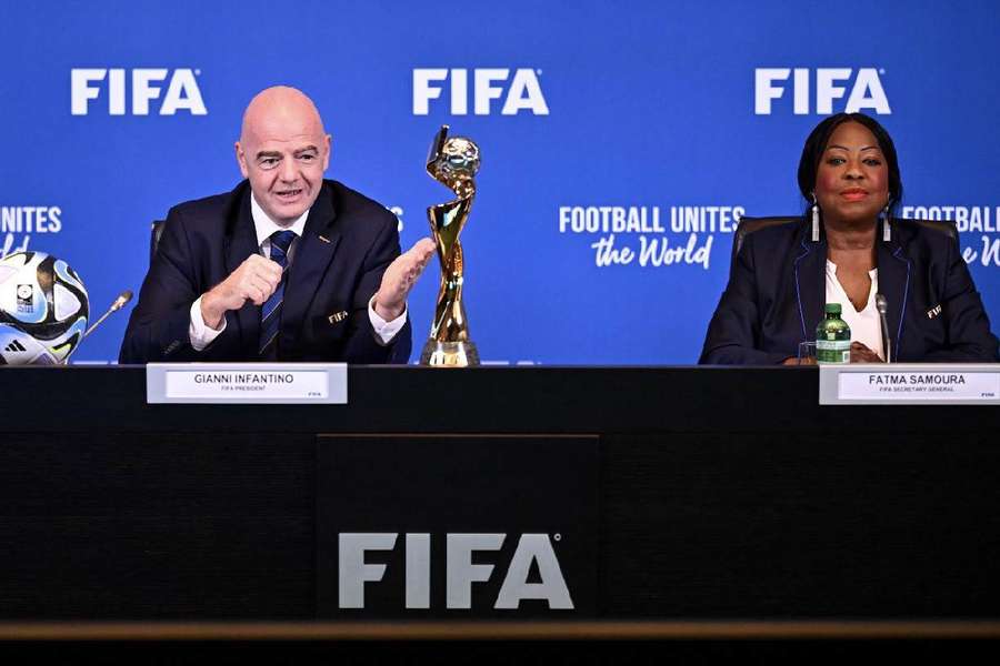 Gianni Infantino, presidente de la FIFA, junto a Fatma Samoura, secretaria general.