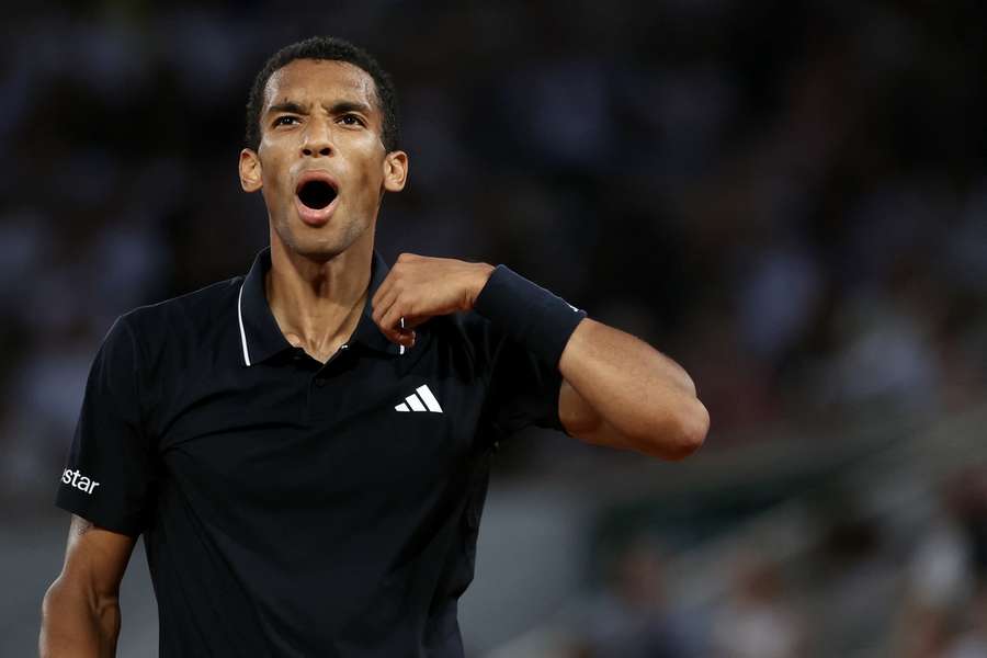 Félix Auger-Aliassime v Paříži dál živí šanci na první finále na grandslamu.