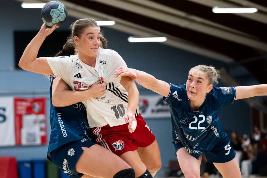 Med bolden: Suna Hansen fra Ajax København under kvindehåndbold-kampen mellem Ajax København og Odense Håndbold