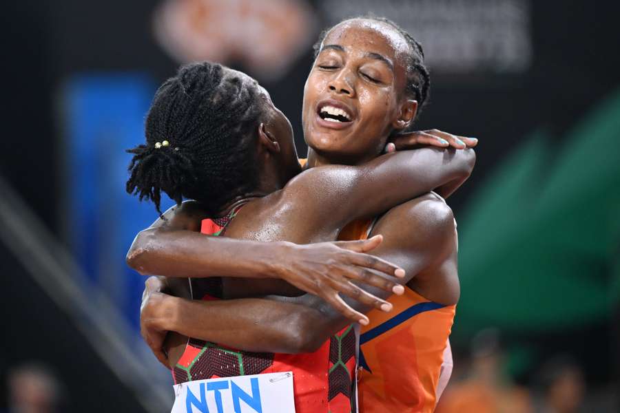 Een knuffel tussen Faith Kipyegon (L) en Sifan Hassan (R)