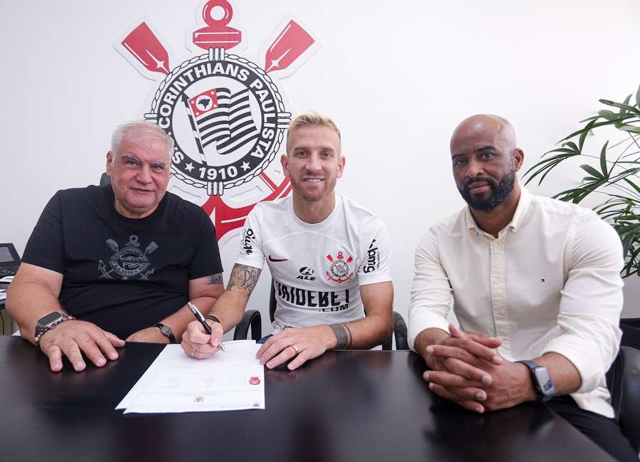 Pedro Henrique assinou contrato com o Corinthians até o fim de 2025