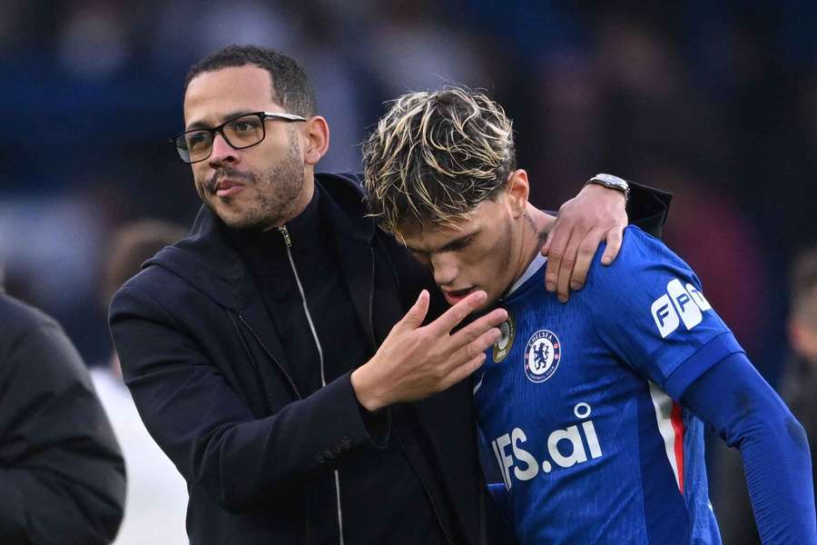 Liam Rosenior, treinador do Chelsea, com Garnacho