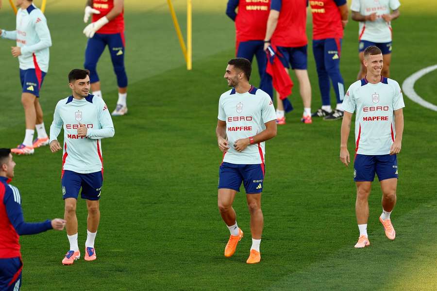 Pedri, Ferran y Dani Olmo, durante un entrenamiento de España previo al duelo ante Georgia