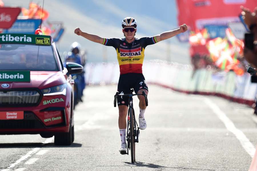 Remco Evenepoel komt als eerste over de finish