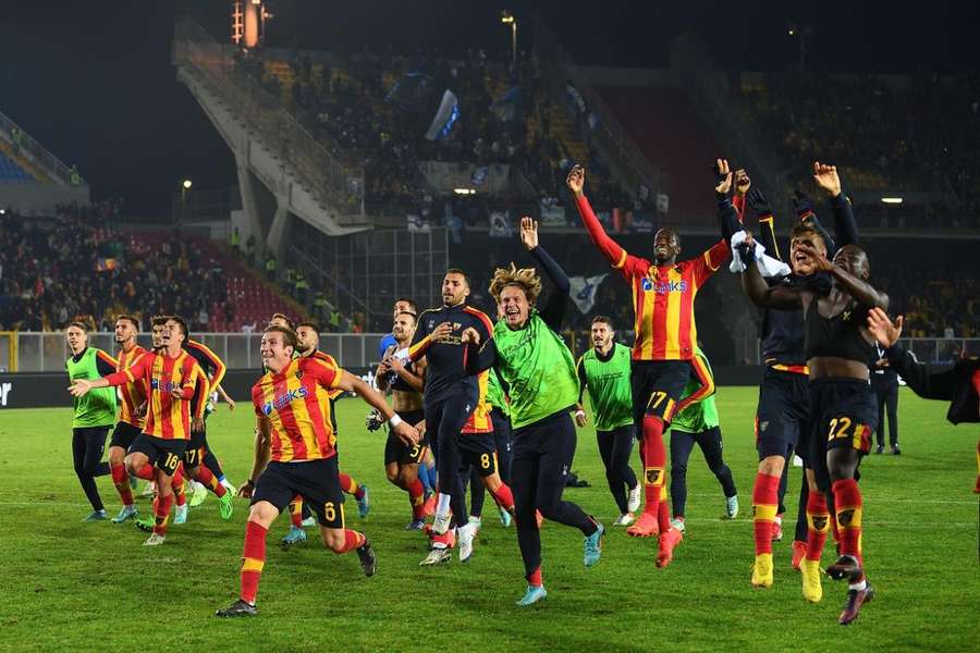 Jogadores do Lecce comemoram vitória sobre a Atalanta 