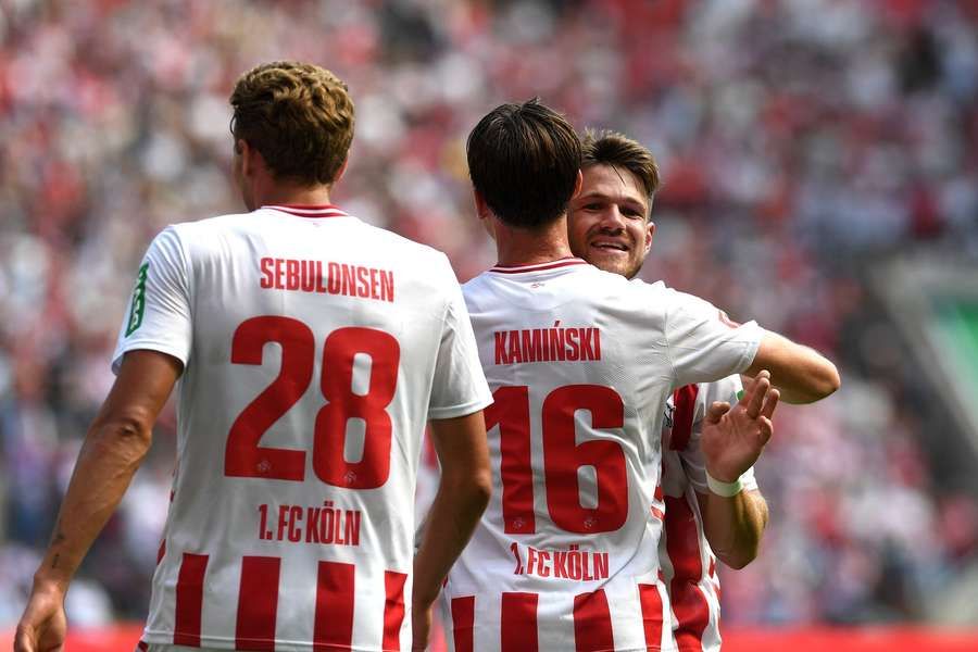 Jan Thielmann als Gratulant bei Torschütze Jakub Kaminski. Jan Thielmann als Gratulant bei Torschütze Jakub Kaminski.