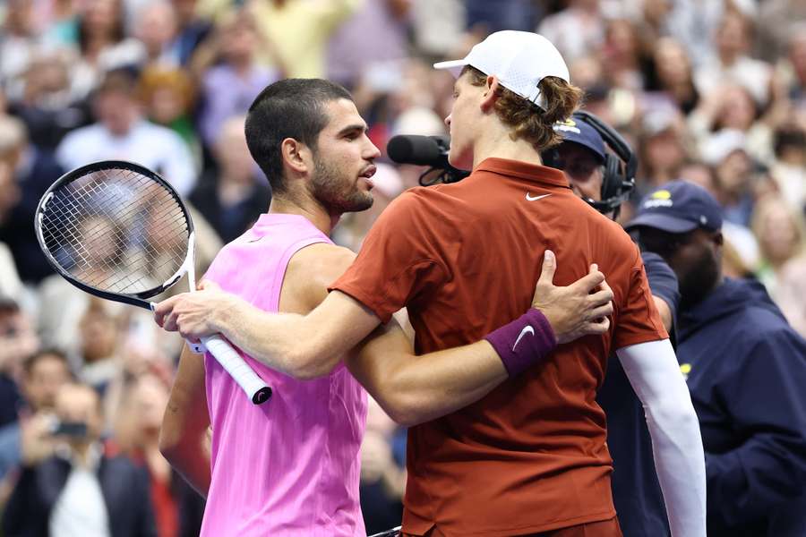 Carlos Alcaraz e Jannik Sinner si abbracciano alla fine della finale degli Us Open