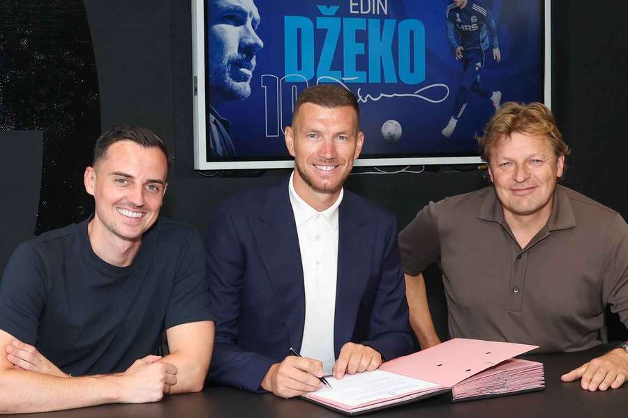 Dzeko, firmando su nuevo contrato