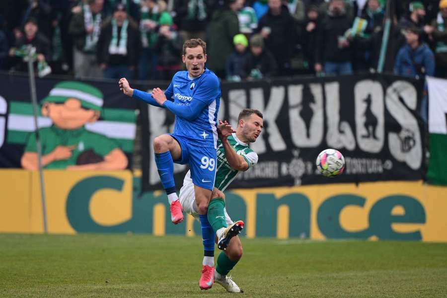Souboj Jana Vondry a Raimondse Krollise v zápase Bohemians s Libercem. 