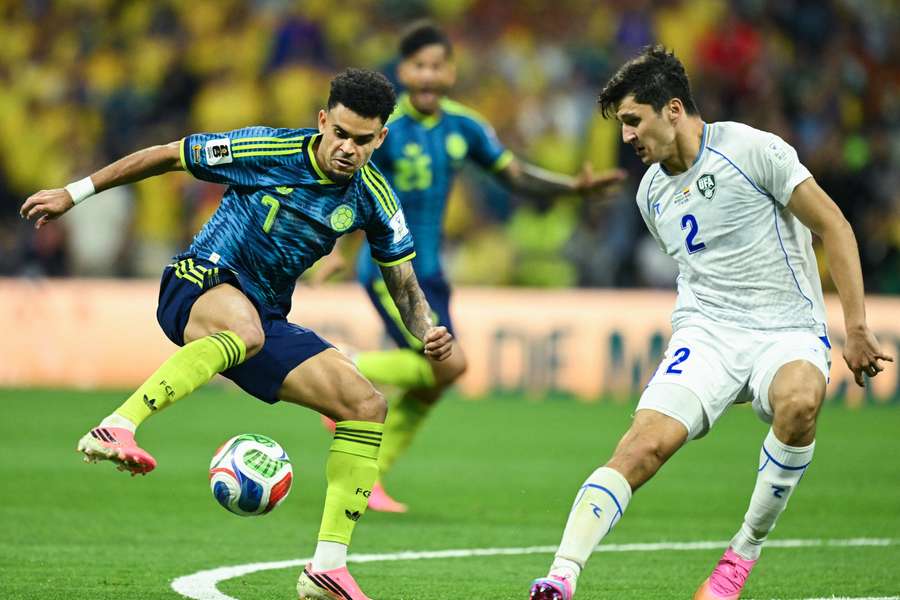 Luis Díaz contrôle le ballon devant Abdukodir Khusanov lors d’Ouzbékistan – Colombie, le 17 juin à Mexico. Luis Díaz contrôle le ballon devant Abdukodir Khusanov lors d’Ouzbékistan – Colombie, le 17 juin à Mexico.