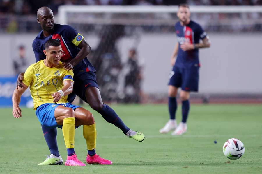 Danilo Pereira perante Cristiano Ronaldo durante o PSG-Al Nassr