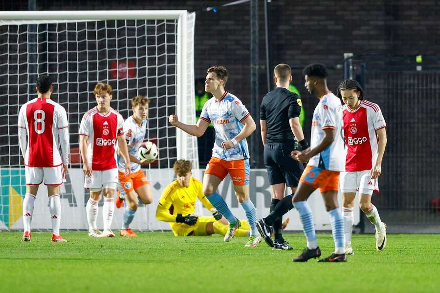 Rode lantaarn inzet in duel tussen Jong Utrecht en FC Den Bosch