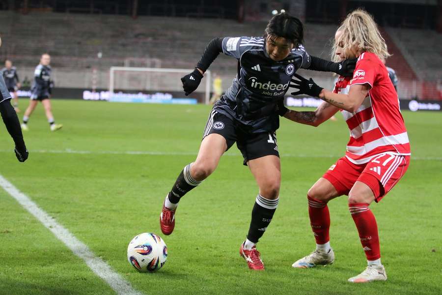 Eintrachts Remina Chiba (l.) im Zweikampf mit Jenny Hipp Eintrachts Remina Chiba (l.) im Zweikampf mit Jenny Hipp