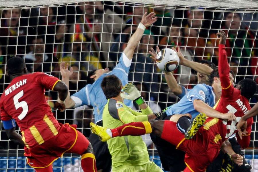 Luis Suarez redder bolden og Uruguays VM-chancer ppå stregen i 2010.