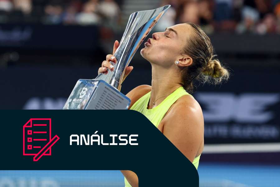 Sabalenka com o seu troféu de Brisbane