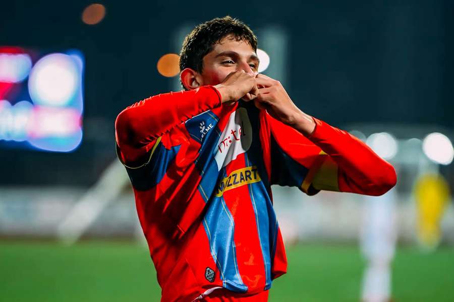 Slavia se zajímá o šestnáctiletého útočníka Mateje Deketa.