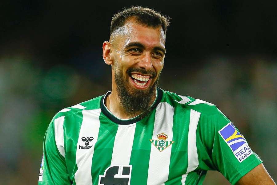 Borja Iglesias sonríe durante un partido con el Betis