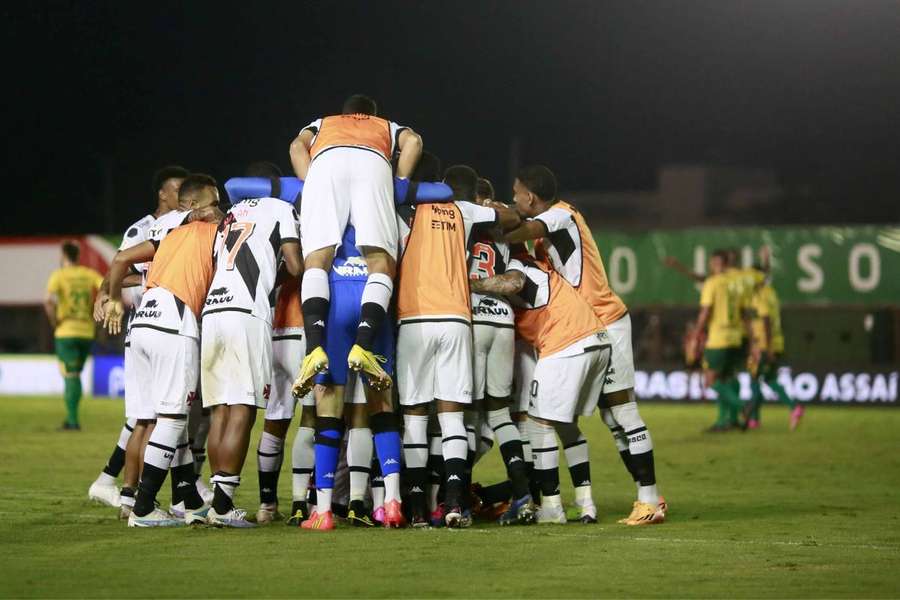 A festa dos jogadores do Vasco com o gol marcado por Jair