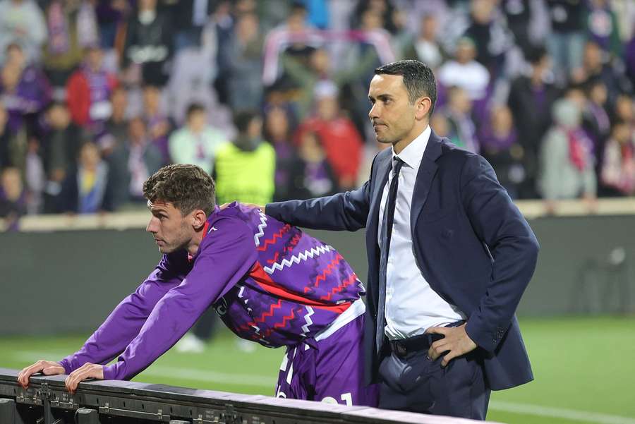 Raffaele Palladino con Robin Gosens tras el Fiorentina-Betis