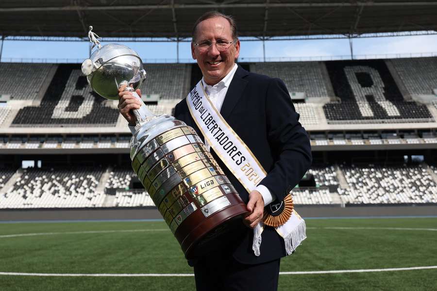 John Textor, dono do Botafogo, com a taça de campeão da Copa Libertadores